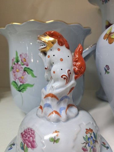 27068415d - Zwei Vasen und ein Übertopf, Herend, Porzellan, blaugrundig, bemalt, 1. Deckelvase, ...
