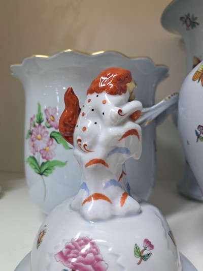 27068415e - Zwei Vasen und ein Übertopf, Herend, Porzellan, blaugrundig, bemalt, 1. Deckelvase, ...