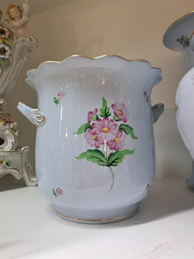27068415g - Zwei Vasen und ein Übertopf, Herend, Porzellan, blaugrundig, bemalt, 1. Deckelvase, ...