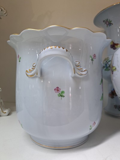 27068415j - Zwei Vasen und ein Übertopf, Herend, Porzellan, blaugrundig, bemalt, 1. Deckelvase, ...