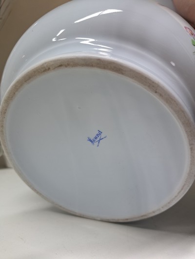 27068415k - Zwei Vasen und ein Übertopf, Herend, Porzellan, blaugrundig, bemalt, 1. Deckelvase, ...