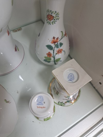 27068423f - 10 pieces Herend, 20th century, porcelain, so-called Ku vase, with Asian. Flower ...
