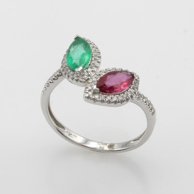 27068425a - Ring mit Farbsteinen und Brillanten, WG 750/000, Rubin ca. 0.50 ct, Smaragd ca. 0.40 ct, ...