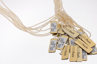 27068460a - Konvolut 21 Perl-Stränge, jeweils ohne Schließe, Zuchtperlen, D. ca. 2.8-3.1 mm, L. ...