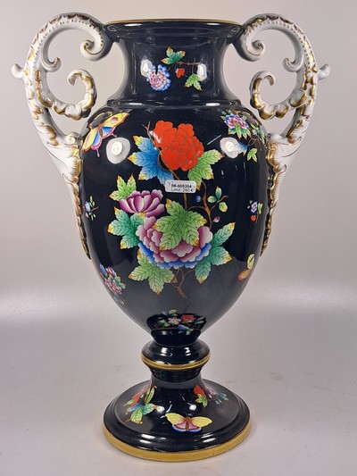 27068464b - Hohe Doppelhenkelvase und ovale Platte, Herend, 20. Jh., beide mit asiat. Blumen bemalt: ...