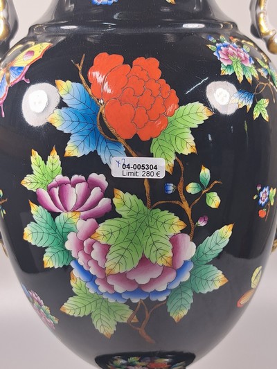 27068464c - Hohe Doppelhenkelvase und ovale Platte, Herend, 20. Jh., beide mit asiat. Blumen bemalt: ...