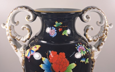 27068464f - Hohe Doppelhenkelvase und ovale Platte, Herend, 20. Jh., beide mit asiat. Blumen bemalt: ...