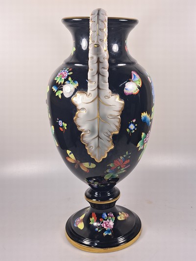 27068464g - Hohe Doppelhenkelvase und ovale Platte, Herend, 20. Jh., beide mit asiat. Blumen bemalt: ...