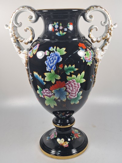 27068464h - Hohe Doppelhenkelvase und ovale Platte, Herend, 20. Jh., beide mit asiat. Blumen bemalt: ...