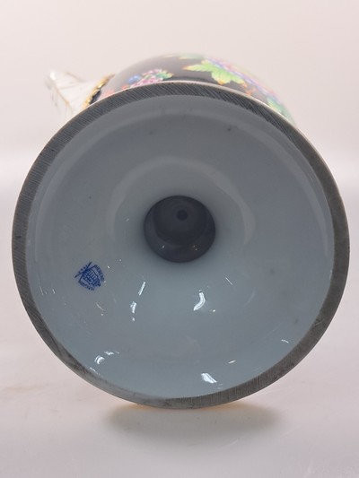 27068464p - Hohe Doppelhenkelvase und ovale Platte, Herend, 20. Jh., beide mit asiat. Blumen bemalt: ...