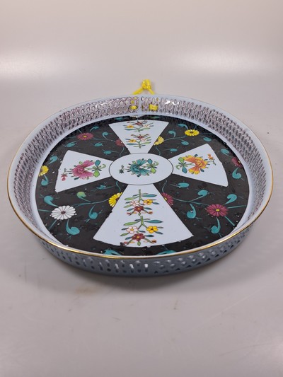 27068464r - Hohe Doppelhenkelvase und ovale Platte, Herend, 20. Jh., beide mit asiat. Blumen bemalt: ...