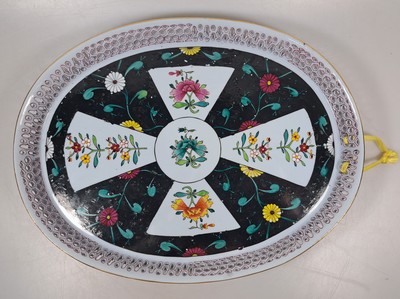 27068464x - Hohe Doppelhenkelvase und ovale Platte, Herend, 20. Jh., beide mit asiat. Blumen bemalt: ...