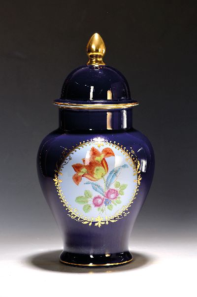 Image Deckelvase, Herend, 20. Jh., kobaltblau, in zwei Kartuschen Blumenmalerei, Goldstaffage, ...