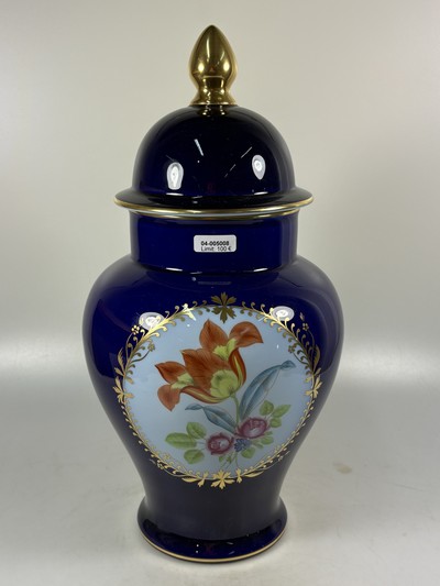 27068476a - Deckelvase, Herend, 20. Jh., kobaltblau, in zwei Kartuschen Blumenmalerei, Goldstaffage, ...