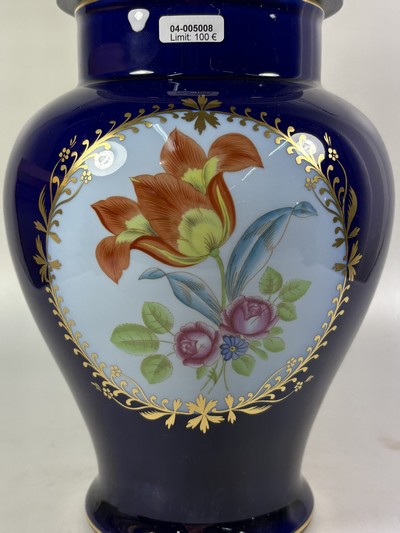 27068476b - Deckelvase, Herend, 20. Jh., kobaltblau, in zwei Kartuschen Blumenmalerei, Goldstaffage, ...