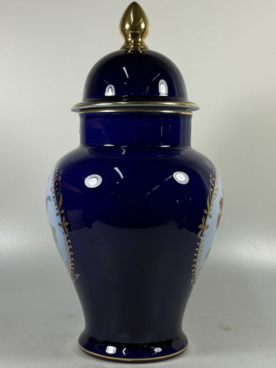 27068476c - Deckelvase, Herend, 20. Jh., kobaltblau, in zwei Kartuschen Blumenmalerei, Goldstaffage, ...