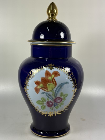 27068476d - Deckelvase, Herend, 20. Jh., kobaltblau, in zwei Kartuschen Blumenmalerei, Goldstaffage, ...