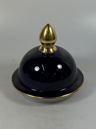 27068476e - Deckelvase, Herend, 20. Jh., kobaltblau, in zwei Kartuschen Blumenmalerei, Goldstaffage, ...