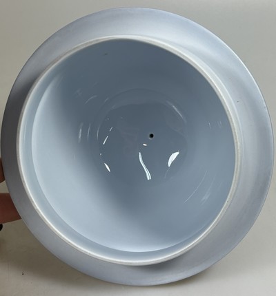 27068476f - Deckelvase, Herend, 20. Jh., kobaltblau, in zwei Kartuschen Blumenmalerei, Goldstaffage, ...