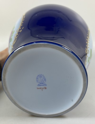 27068476g - Deckelvase, Herend, 20. Jh., kobaltblau, in zwei Kartuschen Blumenmalerei, Goldstaffage, ...