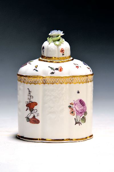 Image Teedose, Meissen, um 1740, Gotzkowski-Relief, achtpassige Form, mit ...