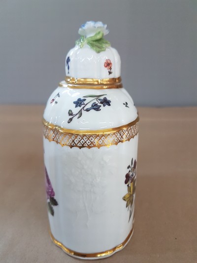 27068499b - Teedose, Meissen, um 1740, Gotzkowski-Relief, achtpassige Form, mit ...