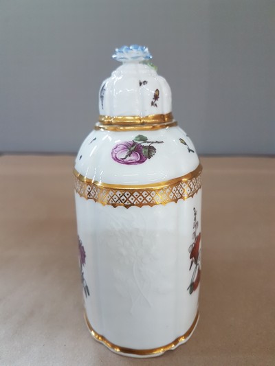 27068499d - Teedose, Meissen, um 1740, Gotzkowski-Relief, achtpassige Form, mit ...