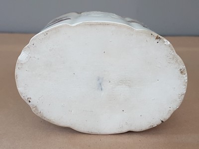 27068499h - Teedose, Meissen, um 1740, Gotzkowski-Relief, achtpassige Form, mit ...