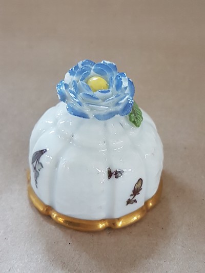 27068499i - Teedose, Meissen, um 1740, Gotzkowski-Relief, achtpassige Form, mit ...