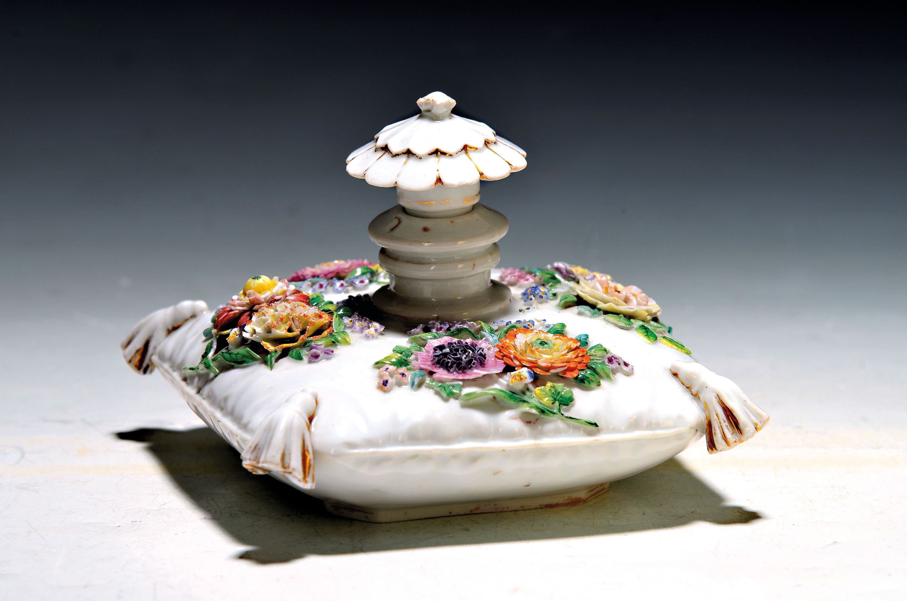 Image 27068552 - Parfumflakon in Kissenform, Meissen, 19. Jh., Porzellan, an den Ecken Quastendekor, ...