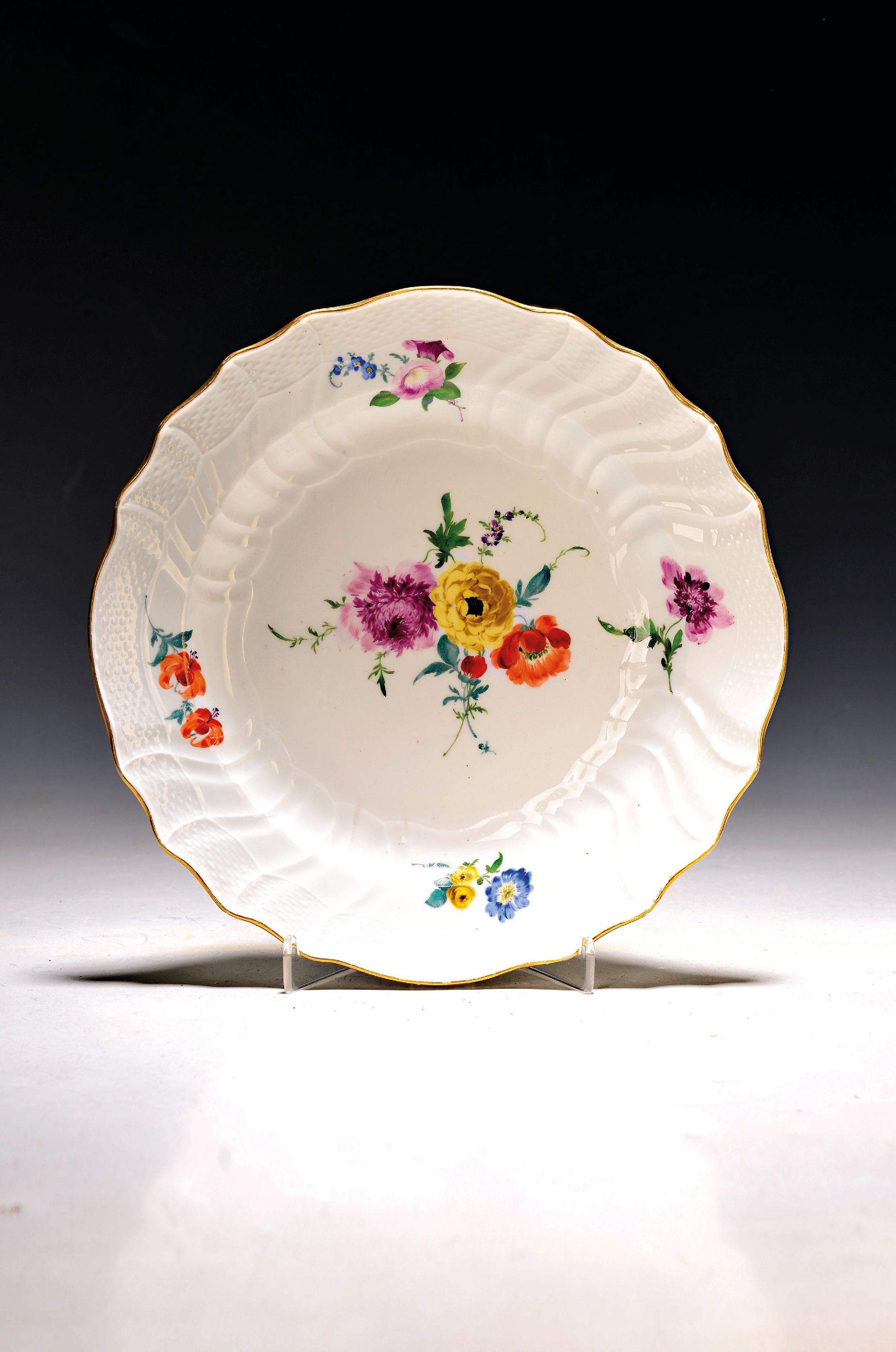 Image 27068553 - Teller, Meissen, um 1765, Form Neubrandenstein, Blumenmalerei, Goldrand, l. ...
