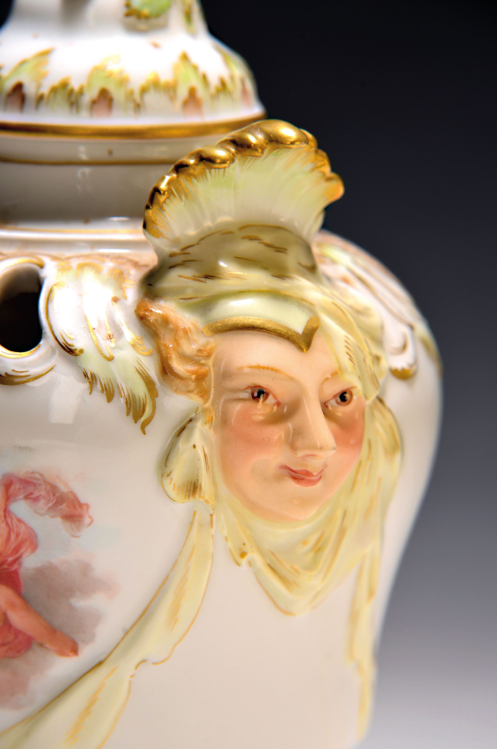 Detail a: Duftvase, KPM Berlin, um 1920, Porzellan, beidseitige feine Bemalung, Blumen bzw. Amoretten, von zwei Maskeronen flankiert, Goldstaffage, H. 15 cm
