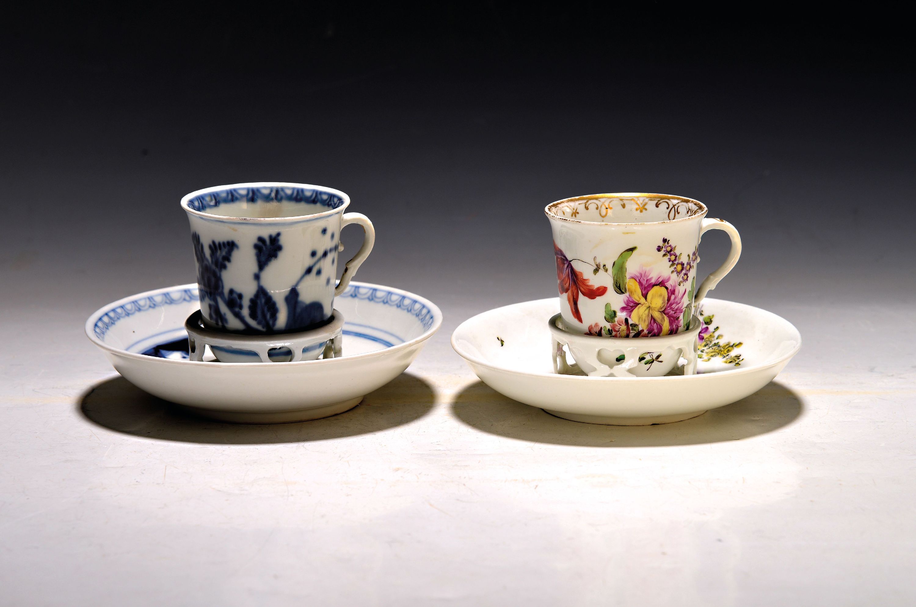 Image 27068557 - Zwei Schokoladentassen/Trembleusen, Wien, 18. Jh., a. unterglasurblauer asiatischer ...