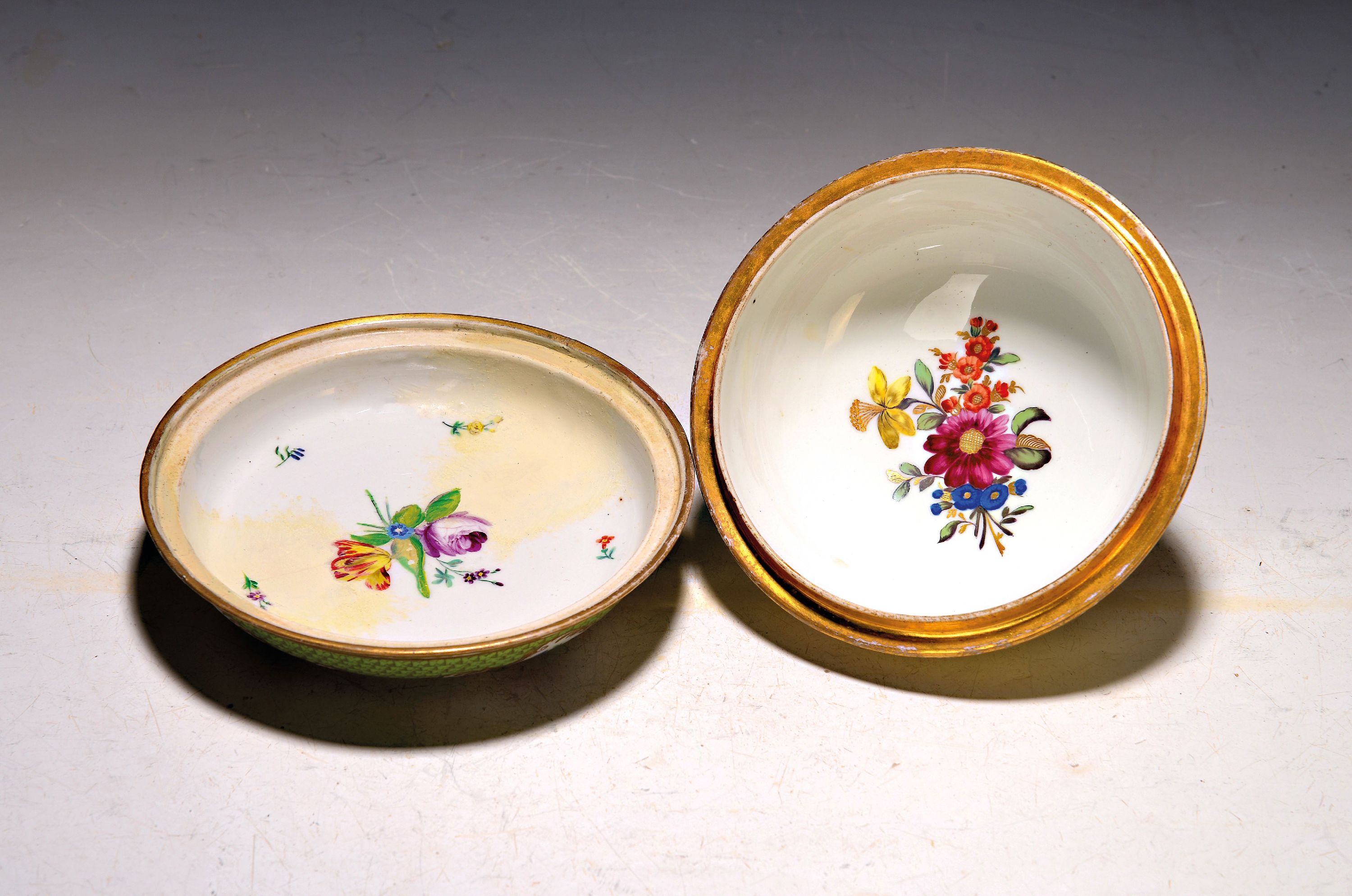 Detail c: Deckelgefäß, Wien, um 1813, Porzellan, gelber Schuppendekor, Blumenbuketts, mit Goldhöhung, Goldstaffage, applizierte Deckelbekrönung in Form von ...