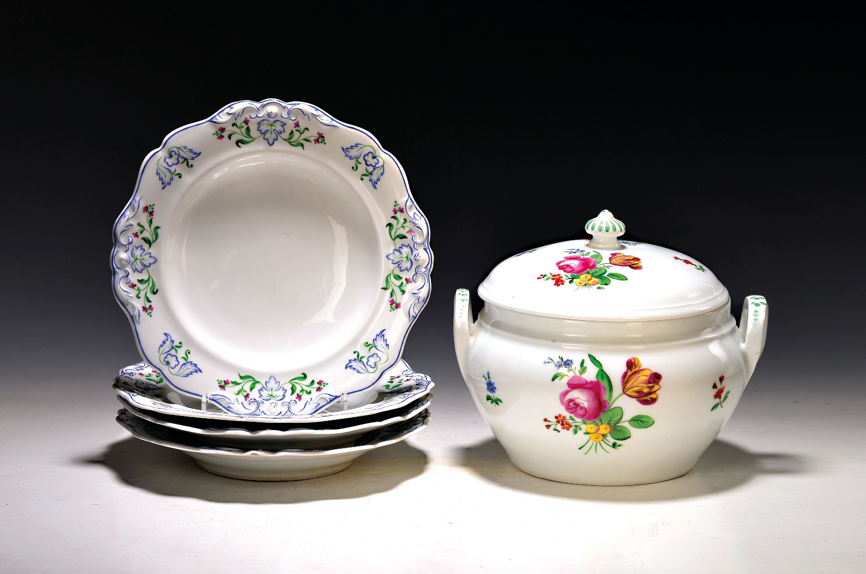 Image 27068562 - Deckelschüssel und vier Teller, Ende 19. Jh., Porzellan, vier Teller mit geprägter ...