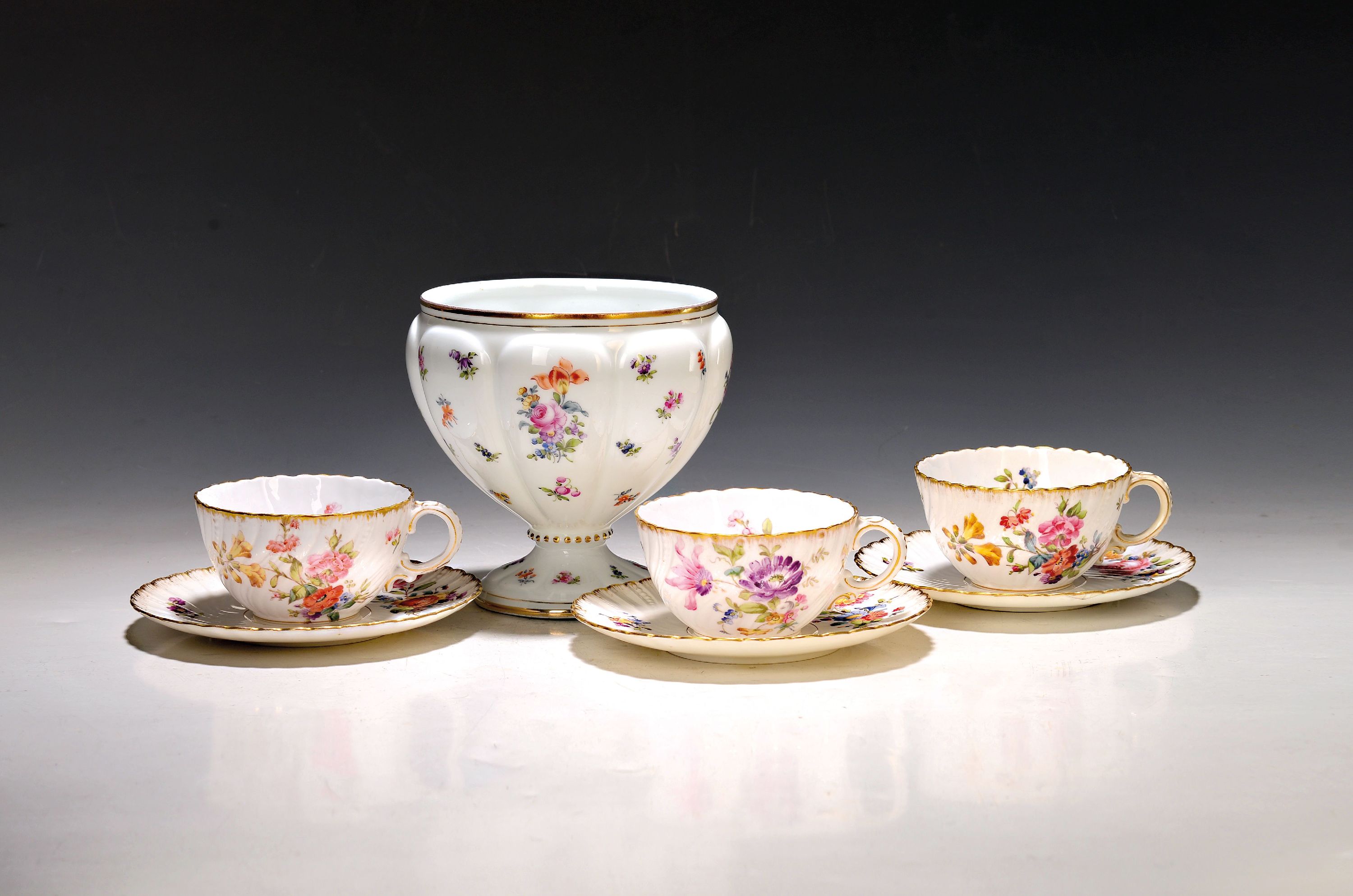 Image 27068563 - 3 Tassen mit Untertassen, Sarreguemines und ein Gefäß Herend, 20. Jh., Tassen mit ...