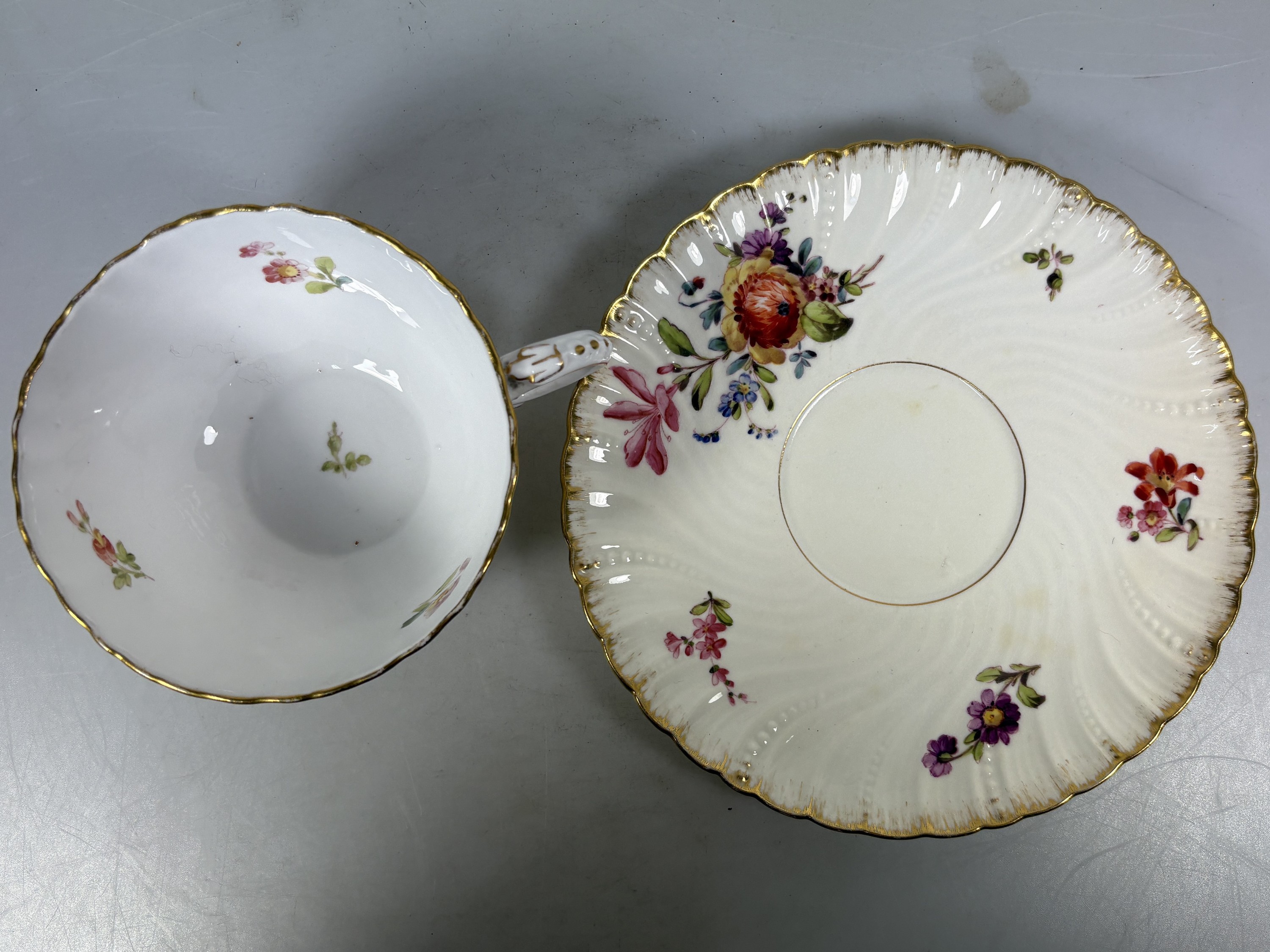 Detail d: 3 Tassen mit Untertassen, Sarreguemines und ein Gefäß Herend, 20. Jh., Tassen mit Untertassen, Goldstaffage, H.ca. 5.5 cm, eine Untertasse rest., ...