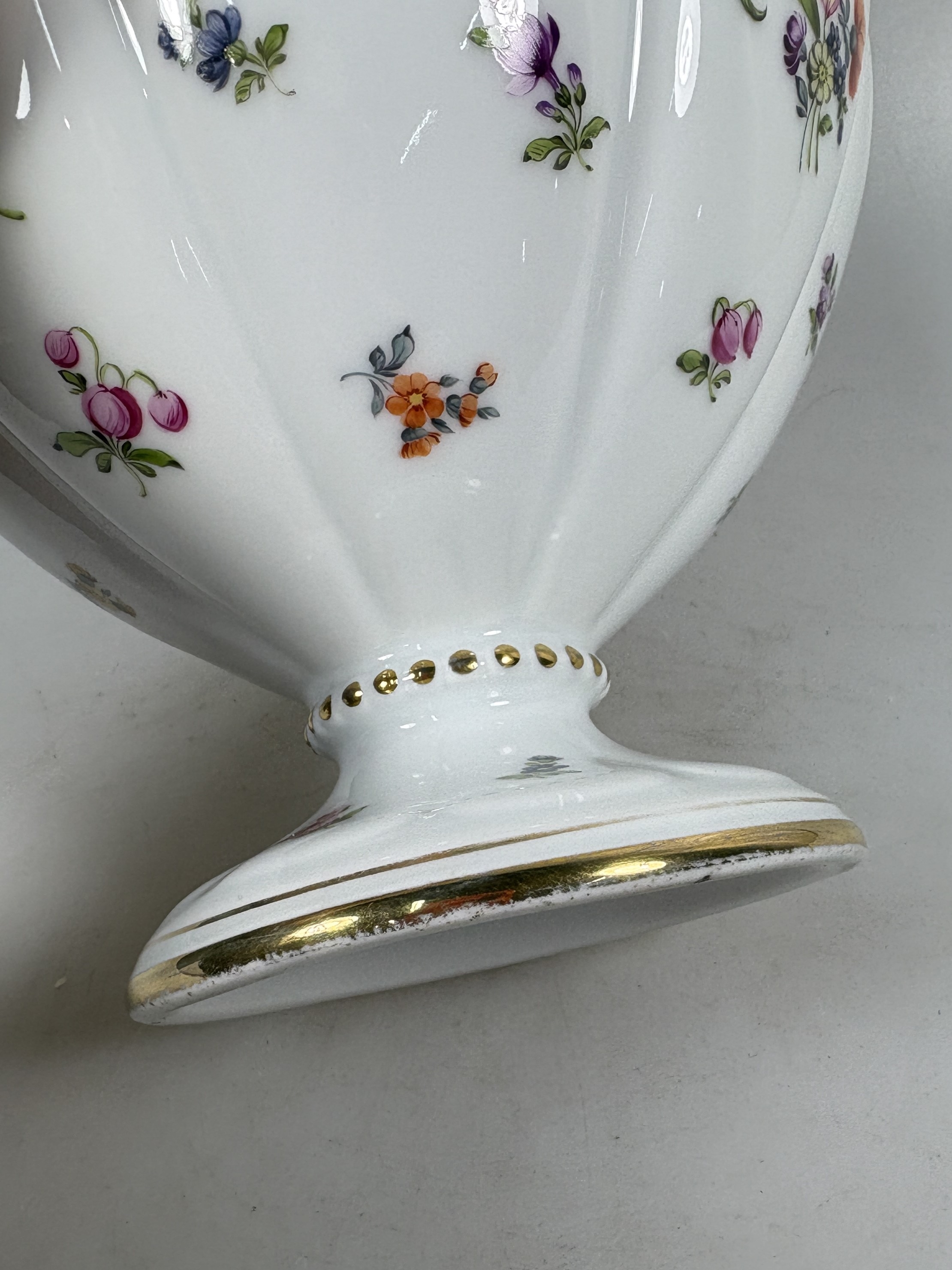 Detail g: 3 Tassen mit Untertassen, Sarreguemines und ein Gefäß Herend, 20. Jh., Tassen mit Untertassen, Goldstaffage, H.ca. 5.5 cm, eine Untertasse rest., ...