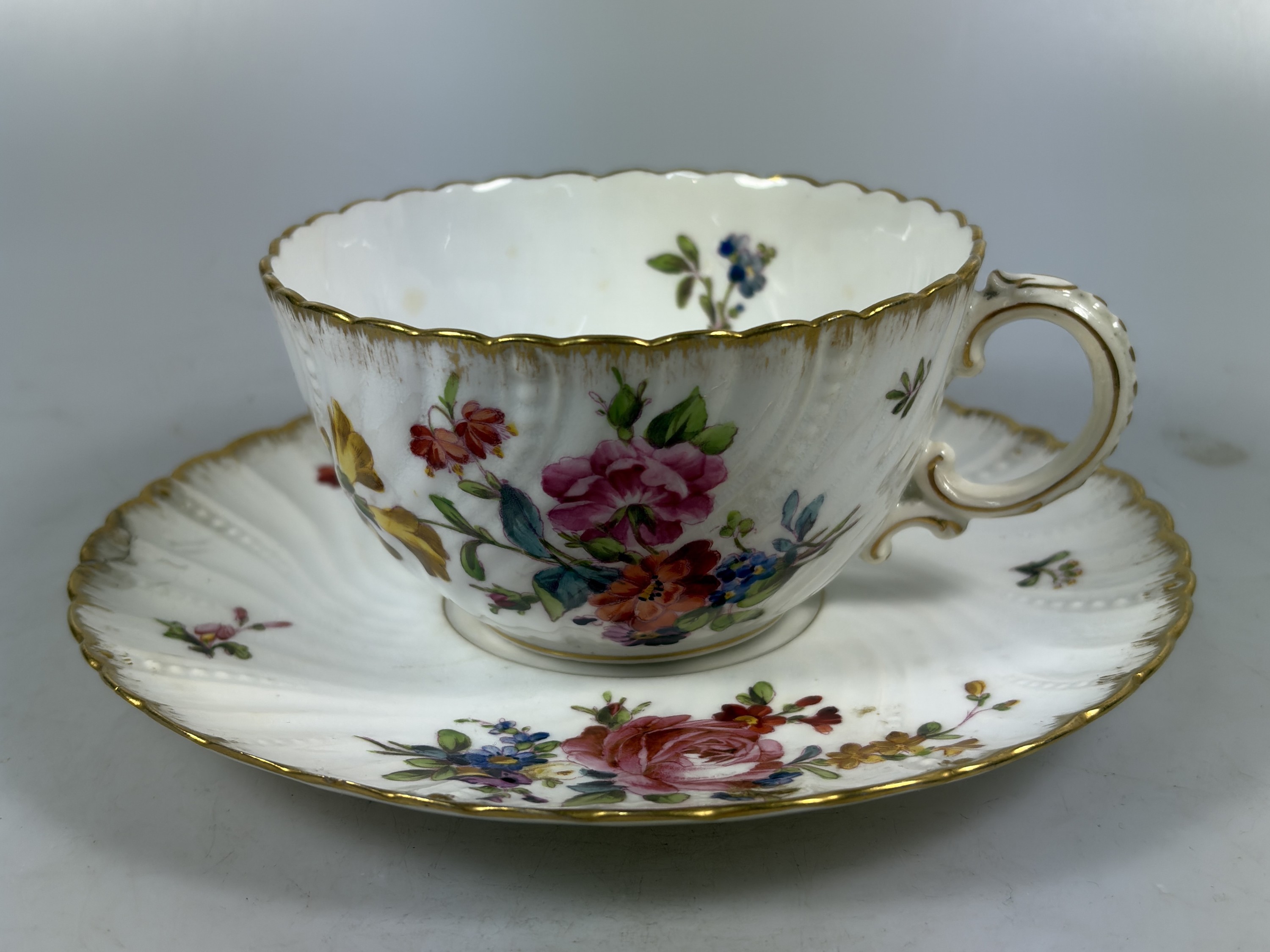 Detail m: 3 Tassen mit Untertassen, Sarreguemines und ein Gefäß Herend, 20. Jh., Tassen mit Untertassen, Goldstaffage, H.ca. 5.5 cm, eine Untertasse rest., ...