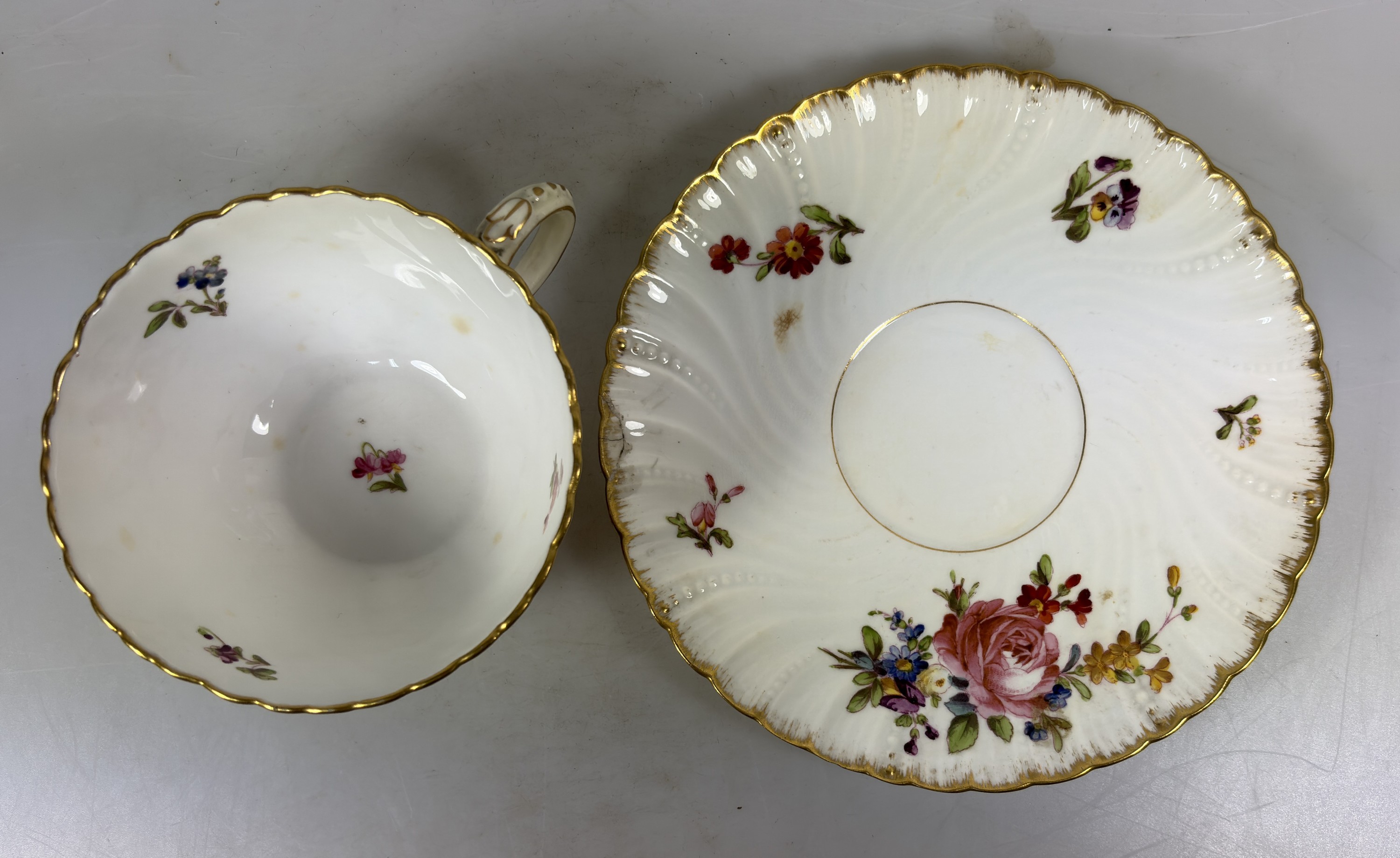 Detail n: 3 Tassen mit Untertassen, Sarreguemines und ein Gefäß Herend, 20. Jh., Tassen mit Untertassen, Goldstaffage, H.ca. 5.5 cm, eine Untertasse rest., ...