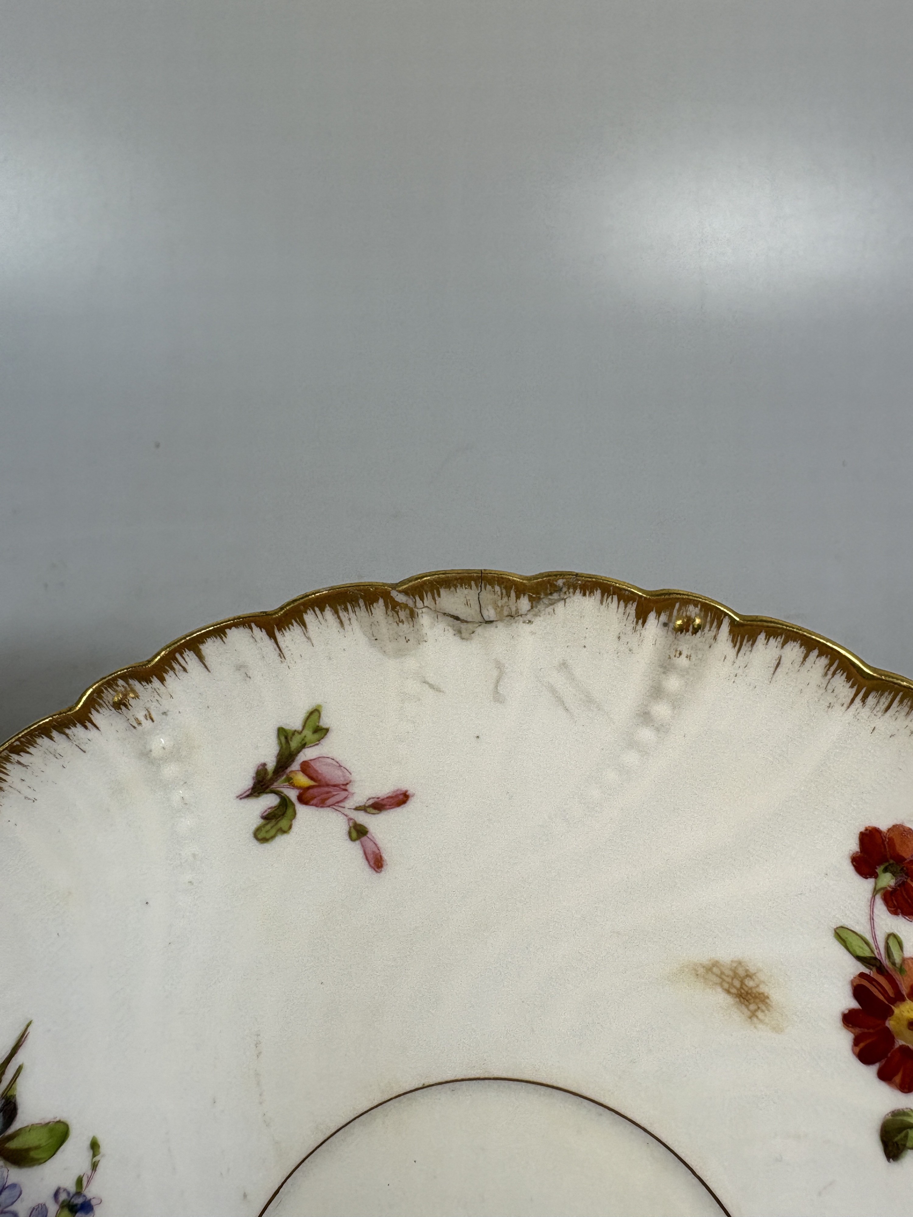 Detail p: 3 Tassen mit Untertassen, Sarreguemines und ein Gefäß Herend, 20. Jh., Tassen mit Untertassen, Goldstaffage, H.ca. 5.5 cm, eine Untertasse rest., ...