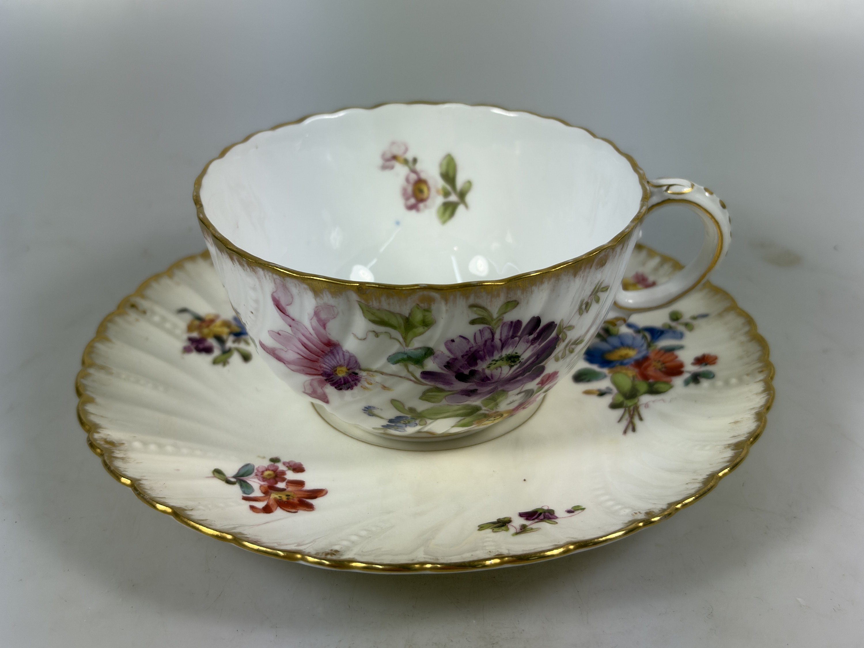 Detail r: 3 Tassen mit Untertassen, Sarreguemines und ein Gefäß Herend, 20. Jh., Tassen mit Untertassen, Goldstaffage, H.ca. 5.5 cm, eine Untertasse rest., ...