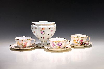 Image 3 Tassen mit Untertassen, Sarreguemines und ein Gefäß Herend, 20. Jh., Tassen mit ...