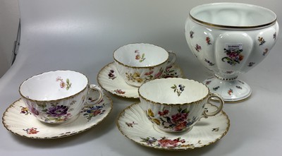 27068563a - 3 Tassen mit Untertassen, Sarreguemines und ein Gefäß Herend, 20. Jh., Tassen mit ...