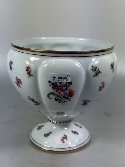 27068563e - 3 Tassen mit Untertassen, Sarreguemines und ein Gefäß Herend, 20. Jh., Tassen mit ...