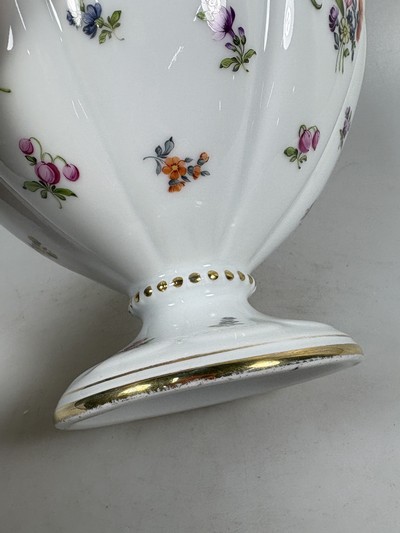 27068563g - 3 Tassen mit Untertassen, Sarreguemines und ein Gefäß Herend, 20. Jh., Tassen mit ...