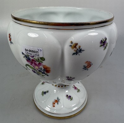 27068563h - 3 Tassen mit Untertassen, Sarreguemines und ein Gefäß Herend, 20. Jh., Tassen mit ...