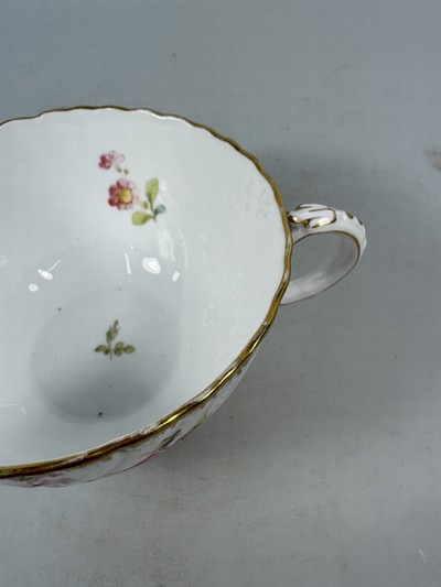 27068563k - 3 Tassen mit Untertassen, Sarreguemines und ein Gefäß Herend, 20. Jh., Tassen mit ...