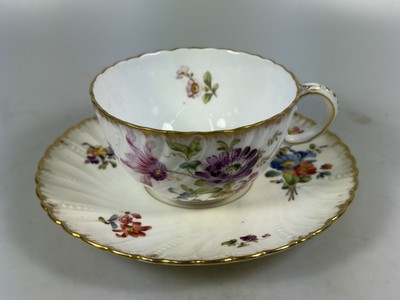 27068563r - 3 Tassen mit Untertassen, Sarreguemines und ein Gefäß Herend, 20. Jh., Tassen mit ...