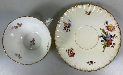 27068563s - 3 Tassen mit Untertassen, Sarreguemines und ein Gefäß Herend, 20. Jh., Tassen mit ...